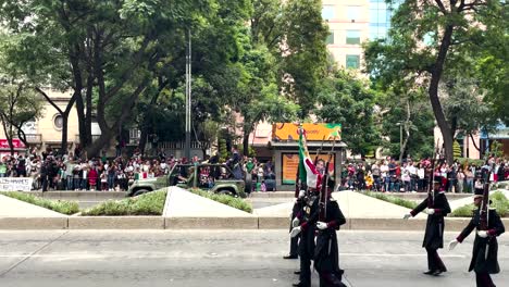 Aufnahme-Des-Vormarsches-Der-Kriegspanzer-Während-Der-Parade-Der-Mexikanischen-Armee-In-Mexiko-Stadt