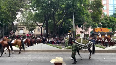 Aufnahme-Der-Parade-Der-Bewaffneten-Charreria-Körper-Der-Stadt-Mexiko