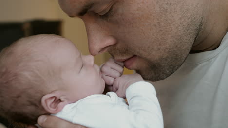 Primer-Plano-De-Papá-Y-Bebé-Recién-Nacido-Abrazándose-Juntos-En-Casa---Familia-Enamorada-De-Un-Bebé-Sano