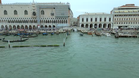 4K-Aerial-of-San-Marco,-the-Rialto-Bridge,-and-the-canals-in-Venice,-Italy-on-a-cloudy-day