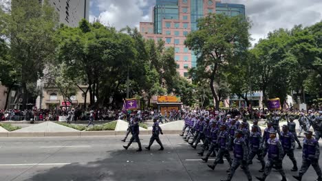 Schuss-Des-Vormarsches-Der-Bewaffneten-Züge-Während-Der-Parade-Der-Mexikanischen-Armee-In-Mexiko-Stadt