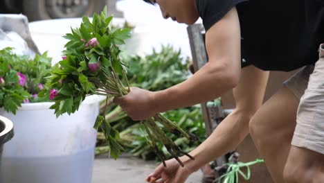 Kunming,-Yunnan,-China---1.-September-2022:-Ein-Florist-Ist-Damit-Beschäftigt,-Seine-Blumen-Auf-Dem-Kunming-Dounan-Blumenmarkt-Aufzuräumen