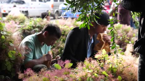 Kunming,-Yunnan,-China---September-1,-2022:-sellers-flowers-at-the-Kunming-Dounan-Flower-Market