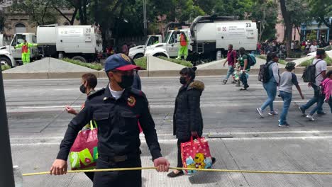Schuss-Von-Polizisten-Aus-Der-Stadt-Mexiko,-Die-Die-Arbeit-Der-Parade-Unterstützen