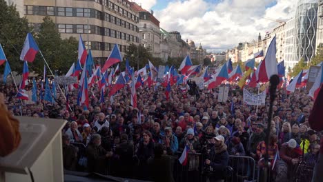Sprechen-Mit-Dem-Gebärdensprachübersetzer-Zu-Einer-Demonstrantenmenge,-Prag