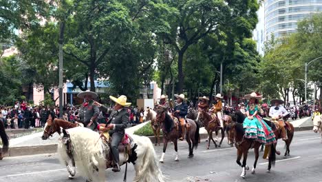 Toma-Del-Desfile-De-La-Policía-Montada-Desde-Las-Altas-Montañas-De-La-Ciudad-De-México-Con-Finos-Caballos