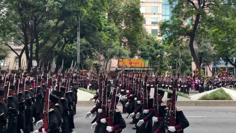 Aufnahme-Des-Vormarsches-Des-Musketierzuges-Während-Der-Parade-Der-Mexikanischen-Armee-In-Mexiko-Stadt