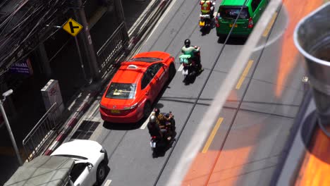 Mit-Blick-Von-Der-Dachbar-Auf-Den-Vorbeifahrenden-Verkehr-In-Bangkok