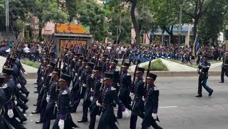 Aufnahme-Des-Vormarsches-Des-Scharfschützenzuges-Der-Bewaffneten-Marine-Während-Der-Parade-Der-Mexikanischen-Armee-In-Mexiko-Stadt