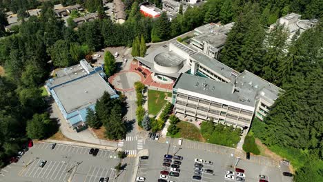 Capilano-University-Center-Für-Fitness,-Sport-Und-Wellness-Neben-Einem-Parkplatz-In-North-Vancouver,-Kanada