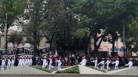 Foto-Del-Avance-Del-Cuerpo-Medico-De-La-Marina-Armada-Durante-El-Desfile-Del-Ejercito-Mexicano-En-La-Ciudad-De-Mexico