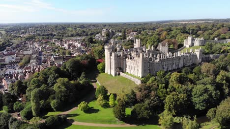 Drone-shot-of-the-Castle-in-Arundel,-Kent,-UK