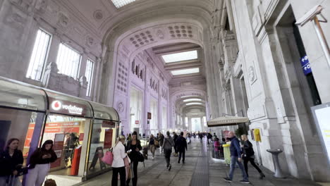 Turistas-Y-Viajeros-Caminando-Dentro-De-La-Estación-Central-De-Tren-De-Milán