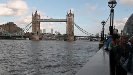 People-taking-selfie-pictures-near-to-Tower-Bridge,-London,-United-Kingdom