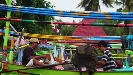 Fishermen-from-Bali-island-preparing-nets-before-going-on-fishing-trip,-side-view