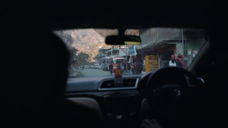 Vista-De-La-Ventana-Del-Coche-En-Cámara-Lenta-Fuera-De-Las-Montañas-Himachal-Y-La-Silueta-De-Una-Pareja-Conduciendo-En-La-India-Cinemática