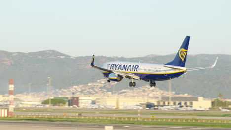 Avión-De-Pasajeros-De-Ryanair-Aterrizando-En-La-Pista-Del-Aeropuerto-De-Barcelona