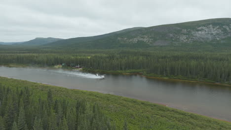 Schöne-Aussicht-Auf-Ein-Wasserflugzeug,-Das-Von-Einem-Fluss-In-Neufundland-Und-Labrador,-Kanada,-Abhebt