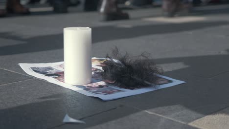Frauen-Schneiden-Haare-Aus-Solidarität-Mit-Den-Unterdrückten-Frauen-Und-Denen,-Die-Vom-Iranischen-Regime-Getötet-Wurden