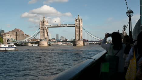 Take-a-picture-when-near-to-Tower-Bridge,-London,-United-Kingdom