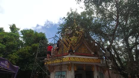 Buddhistisches-Thailändisches-Tempeldach,-Das-Von-Arbeitern-Repariert-Wird