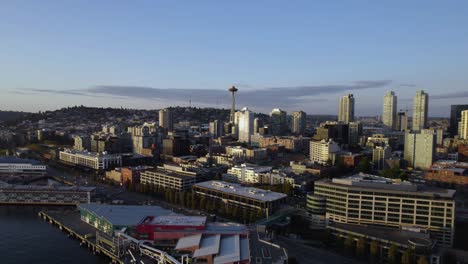 Aerial-view-over-the-Bell-Harbor-Marina,-towards-the-Seattle-Space-needle-in-sunny-USA---rising,-drone-shot