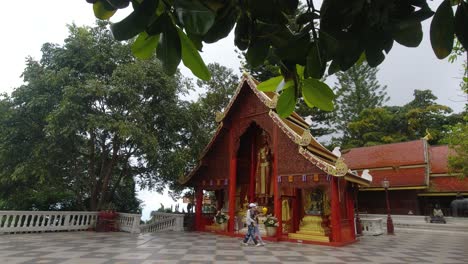 Turistas-Caminando-Por-Los-Terrenos-Del-Templo-Tailandés-En-Doi-Suthep-En-Chiang-Mai