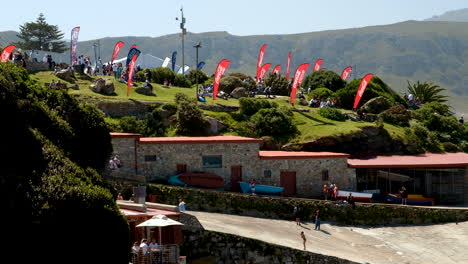 Banderas-De-Marca-Roja-Ondeando-En-El-Viento-Sobre-El-Antiguo-Puerto-De-Hermanus---Festival-De-Ballenas