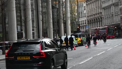 Police-reporting-a-stabbing-that-happened-outside-of-22-Bishopsgate,-London,-United-Kingdom