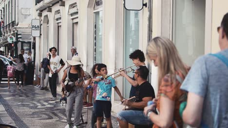 Kinder-Und-Erwachsene,-Die-Auf-Den-Straßen-Von-Lissabon-Musizieren