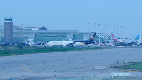 Ups-frachtflugzeug,-Das-Während-Der-Blauen-Stunde-Am-Flughafen-El-Prat-Ankommt