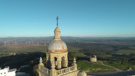 Aufsteigende-Luftaufnahme-Von-Der-Kirche-Santa-Maria-In-Medina-Sidonia-In-Andalusien-Spanien-Mit-Blick-Auf-Die-Wunderschöne-Landschaft-An-Einem-Wolkenlosen-Sonnigen-Tag