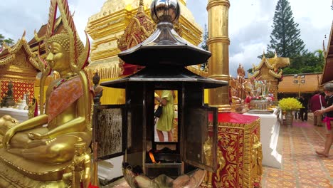 Fieles-En-El-Templo-Doi-Suthep-En-Chiang-Mai,-Tailandia-Con-Linterna