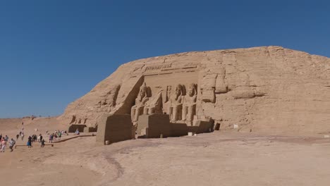 Turistas-Fuera-De-Abu-Simbel-Con-Las-Magníficas-Estatuas-De-Ramsés