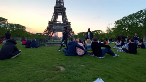 Menschen-Picknicken-Auf-Dem-Berühmten-Champ-De-Mars-In-Der-Nähe-Des-Eiffelturms-In-Paris,-Frankreich-Bei-Sonnenuntergang