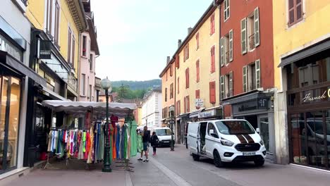 Zu-Fuß-Auf-Der-Straße-Rue-De-Republique-Mit-Blick-Auf-Einkaufsläden-In-Lyon,-Frankreich