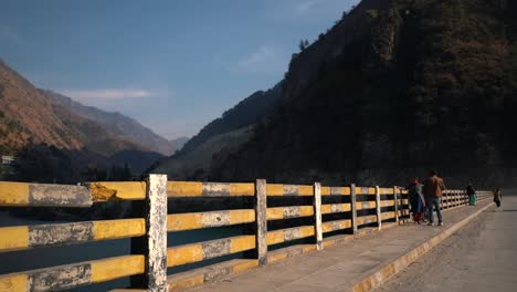 Vista-De-La-Ventana-Del-Automóvil-En-Cámara-Lenta-Fuera-De-Las-Montañas-Himachal-En-La-India-Cinematográfica