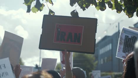 Frauen-Mit-Schildern-Bei-Protesten-Gegen-Das-Iranische-Regime-In-Dublin,-Irland
