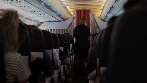 Stewardess-überprüft-Die-Sicherheitsgurte-Der-Passagiere-In-Der-Gesamten-Kabine
