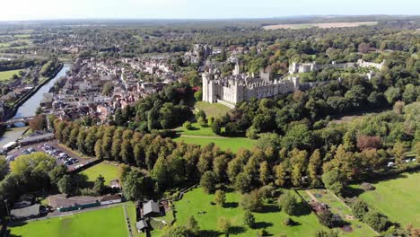 high-up-drone-shot-of-the-Castle-in-Arundel,-Kent,-UK