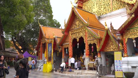 Touristen-Und-Einheimische,-Die-Auf-Dem-Tempelgelände-Von-Doi-Suthep-In-Chiang-Mai,-Thailand,-Spazieren-Gehen