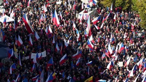Riesige-Menschenmenge-Mit-Tschechischen-Fahnen,-Die-In-Prag-Gegen-Die-Eu-Demonstrieren