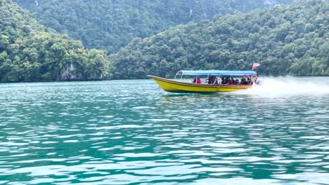 Speedboat-riding-the-waves-in-Kuah,-Malaysia