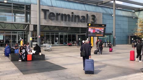 Heathrow-Terminal-Tres-En-Una-Mañana-Ocupada-En-Londres,-Reino-Unido