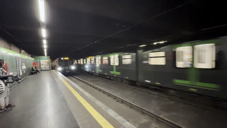 Metro-Tren-Subterráneo-Llegando-A-La-Plataforma