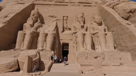 Touristen-Gesehen,-Die-Am-Haupteingang-Von-Abu-Simbel-In-ägypten-Spazieren-Gehen