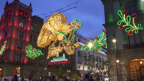 Statischer-Schuss-Von-Weihnachtlicher-Neondekoration-In-Einer-Mexikanischen-Stadt