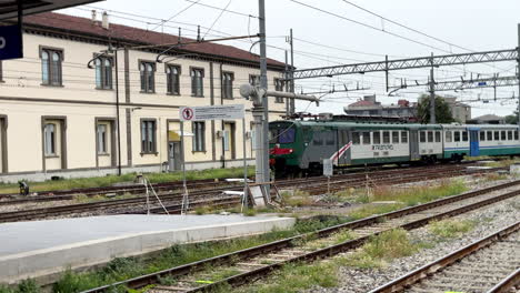 Trenord-personenzug,-Der-In-Den-Bahnhof-Bergamo-In-Italien-Einfährt