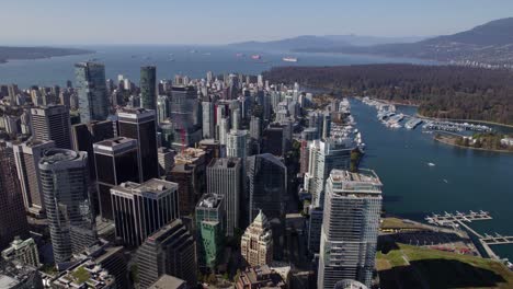 Rascacielos-En-Coal-Harbour,-Soleada-Ciudad-De-Vancouver,-Durante-El-Día-En-Bc,-Canadá---Vista-Aérea