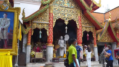 Familie-Besucht-Thailändischen-Buddhistischen-Tempel-Während-Der-Koronakrise